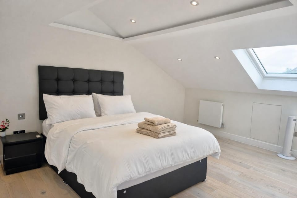 Bed, Bedroom, towels