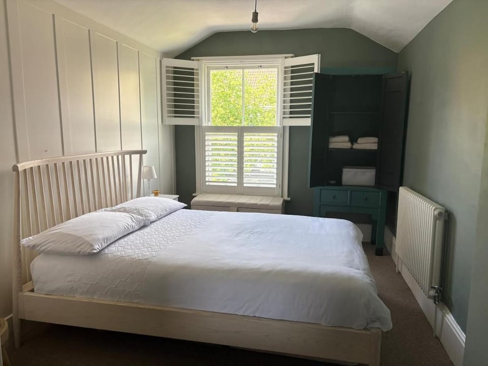 Bed, Day, Bedroom, Garden view, wardrobe
