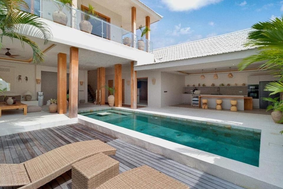 Balcony/Terrace, Kitchen or kitchenette, Pool view, Swimming pool, sunbed