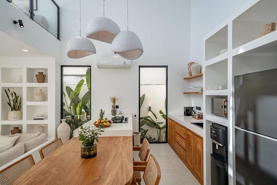 Kitchen or kitchenette, Dining area