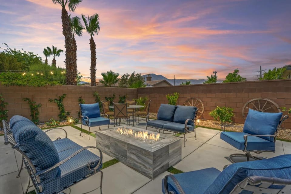 Private Pickleball Court Misters Hot Tub Pool Luxe La Quinta Home House in La Quinta