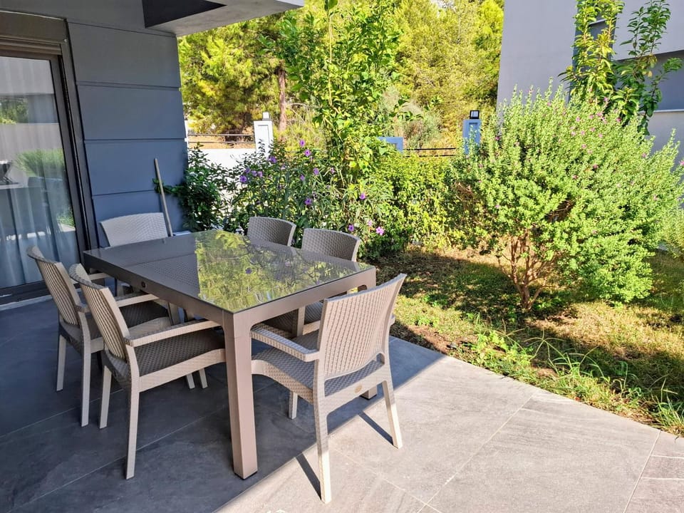 Patio, Garden, Dining area