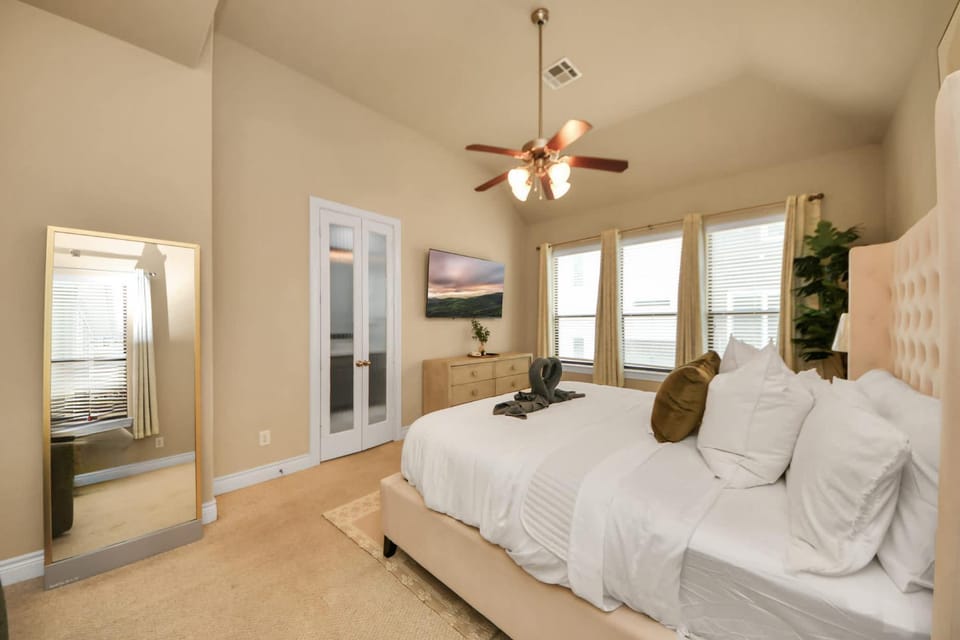 Downtown 3 Story Zen Home W Pool Table for Family House in Houston