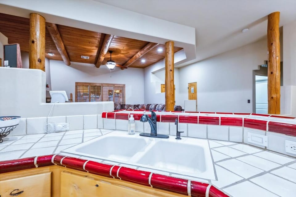NEW Santa Fe Style Pool Spa Near Yonder Park House in Lake Havasu City