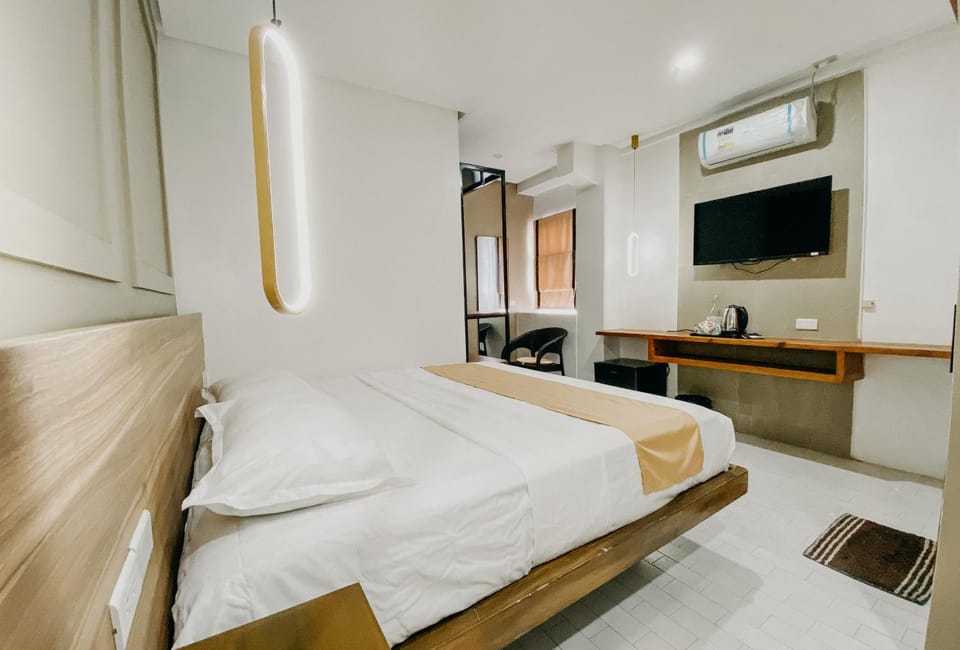 Bed, TV and multimedia, Photo of the whole room, Bedroom, towels, air conditioner