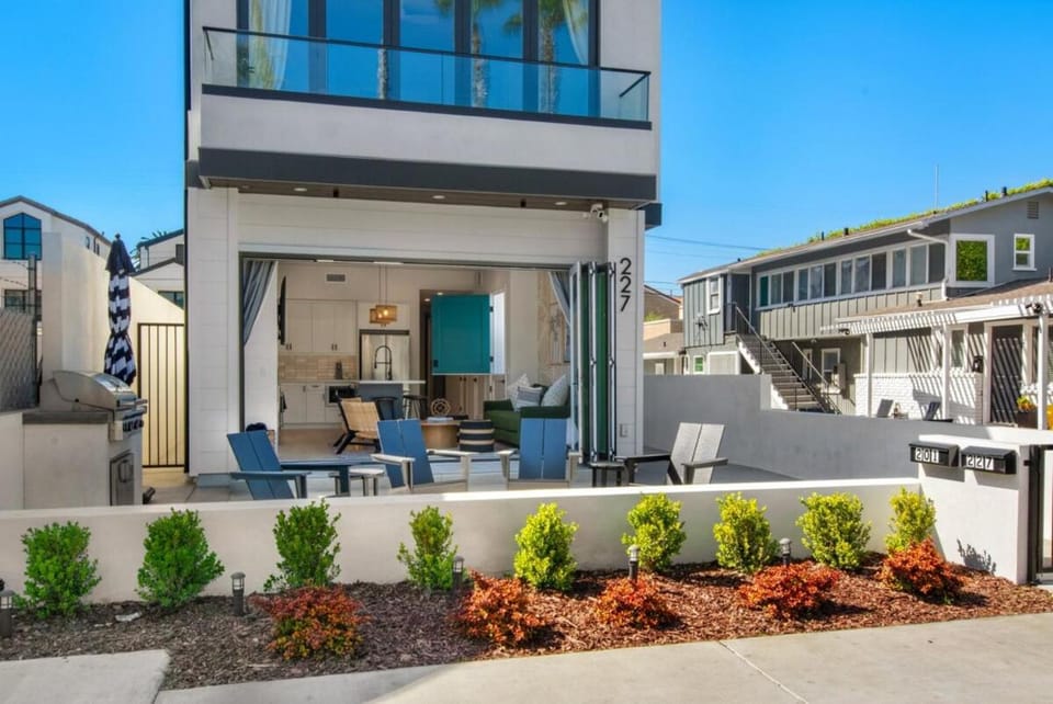 Luxury Beachside Villa Steps to Sand and Beach House in Huntington Beach