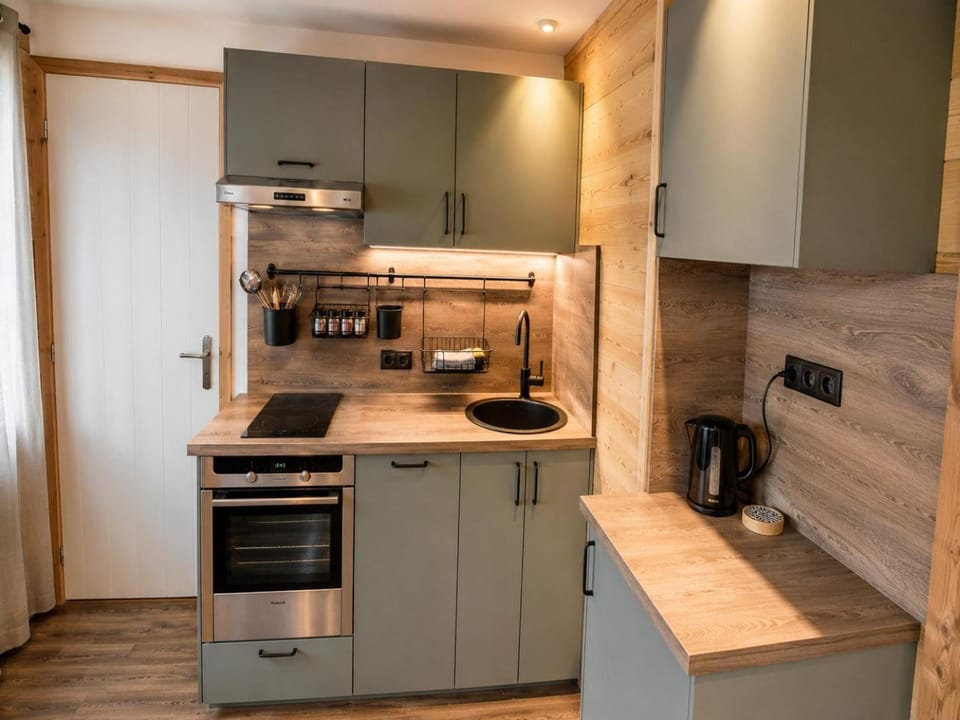 Kitchen or kitchenette, kitchen