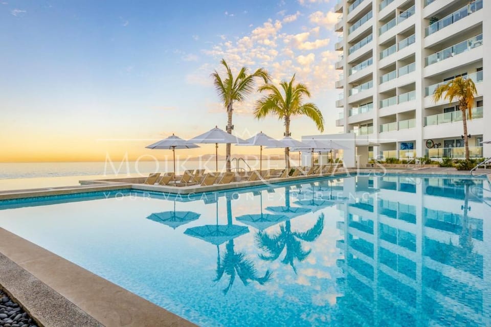 Property building, Day, Natural landscape, Pool view, Sea view, Swimming pool, sunbed