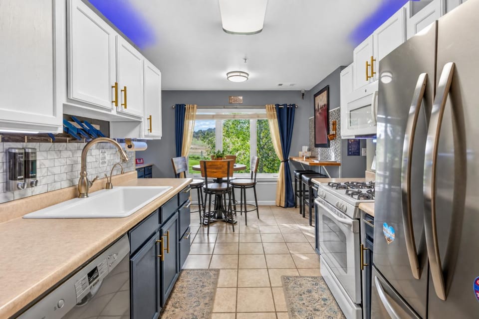 Coffee/tea facilities, View (from property/room), Kitchen or kitchenette, Dining area, Landmark view, Landmark view, Mountain view, Mountain view, dishwasher, minibar, oven, pet friendly, stove, kitchen