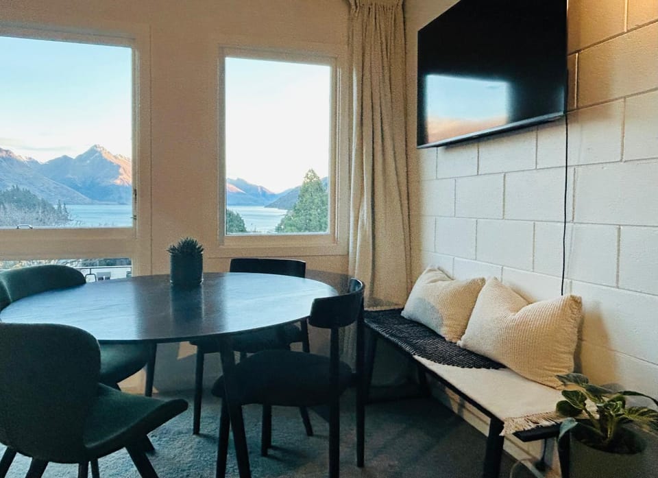 Natural landscape, TV and multimedia, Living room, Seating area, Dining area, Mountain view