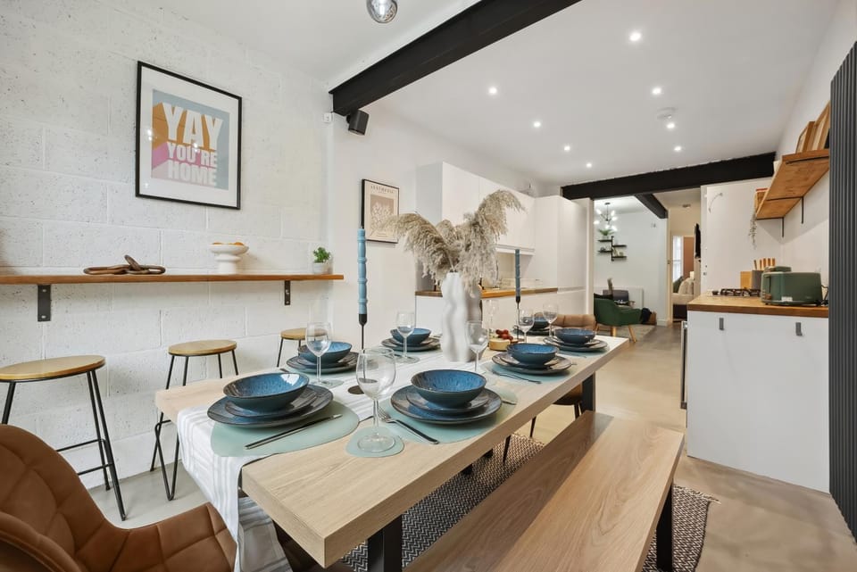 Kitchen or kitchenette, Food and drinks, Seating area, Dining area, Food