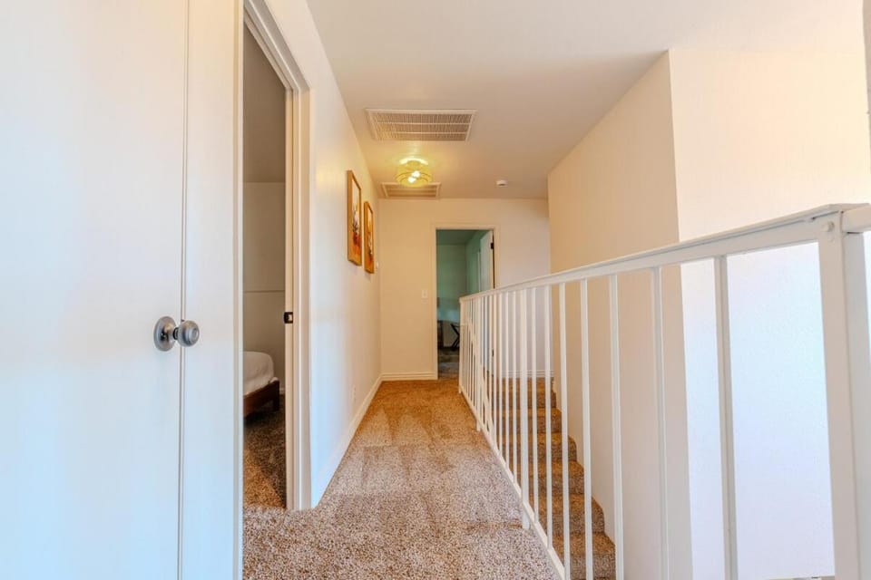 Spacious Lux Estate l 8 mins to Strip Villa in Green Valley North