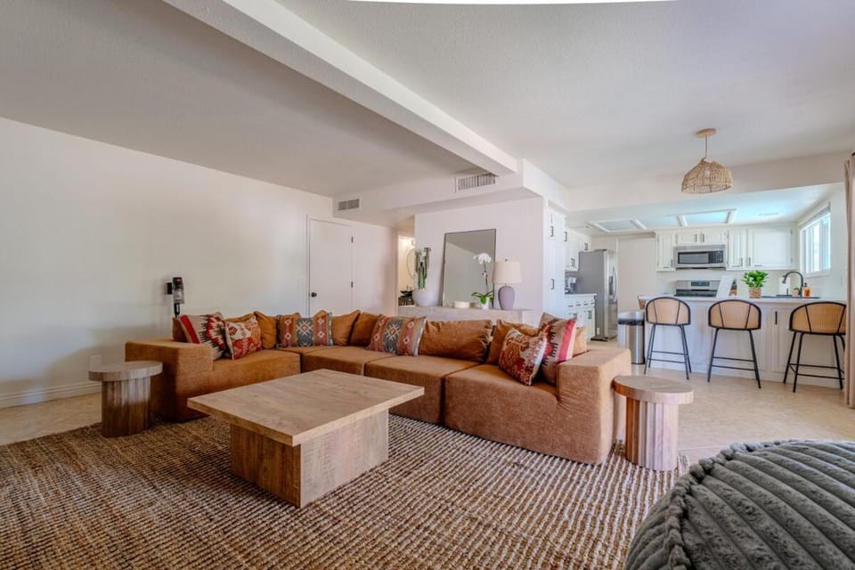 Spacious Lux Estate l 8 mins to Strip Villa in Green Valley North