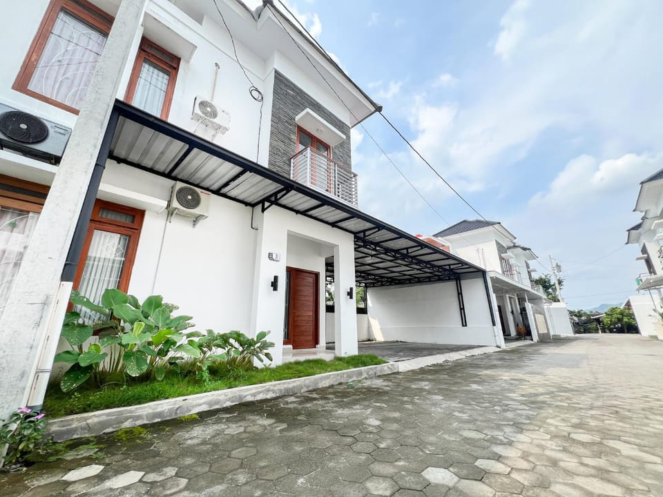 Property building, Day, Neighbourhood, Street view