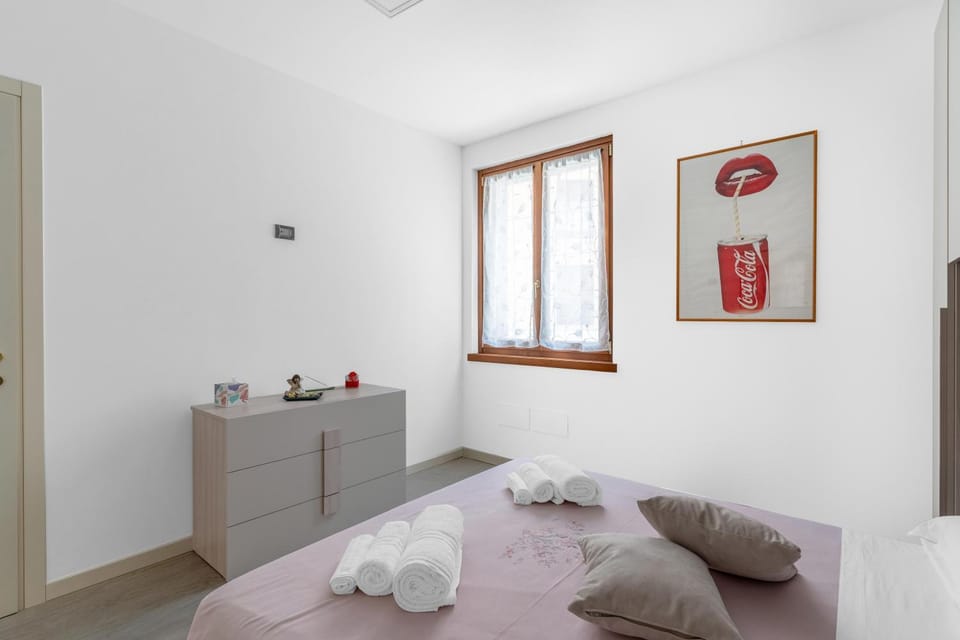 Photo of the whole room, Bedroom, towels