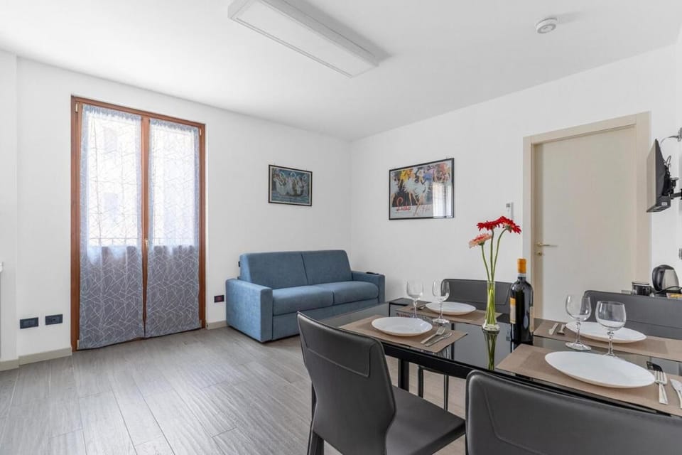 TV and multimedia, Kitchen or kitchenette, Living room, Seating area, Dining area