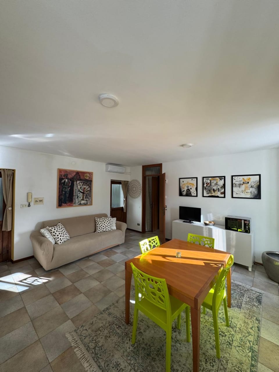 Living room, Dining area