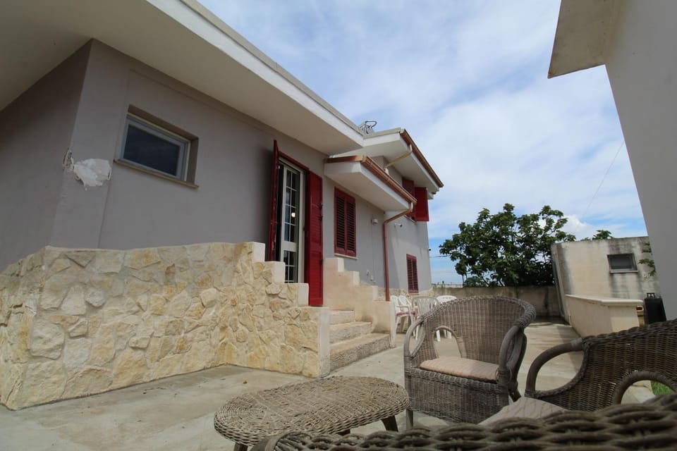 Property building, Patio, Balcony/Terrace
