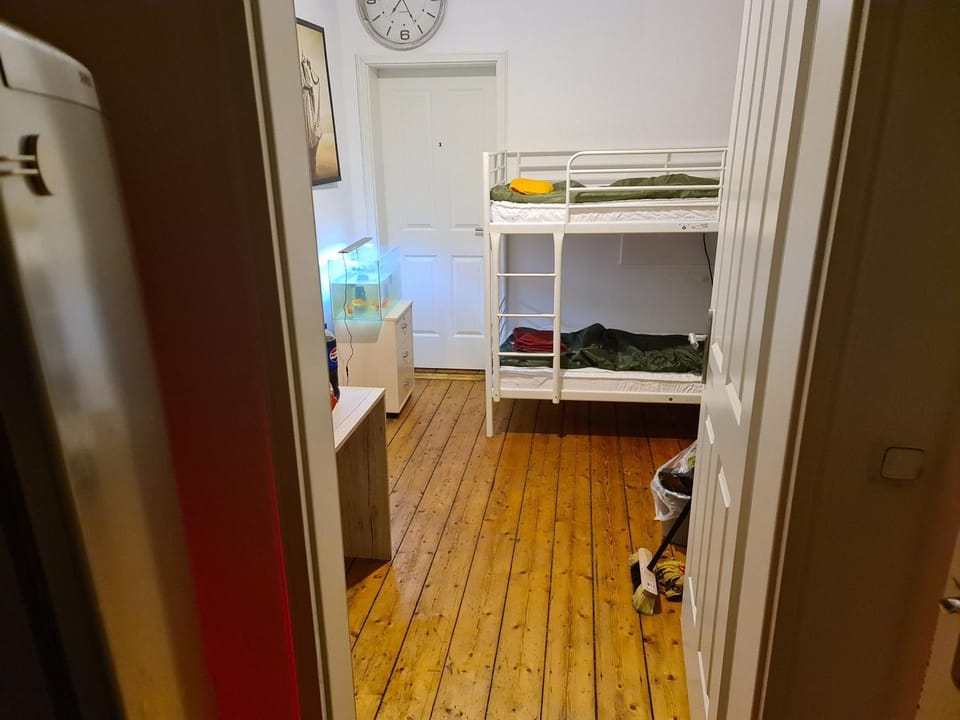 ein Platz im Etagenbett im Durchgang in Schalke Nähe Arena Hostel in Gelsenkirchen