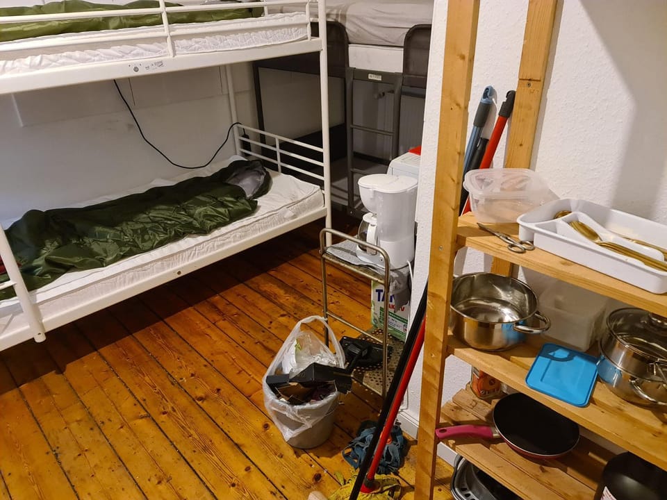 ein Platz im Etagenbett im Durchgang in Schalke Nähe Arena Hostel in Gelsenkirchen