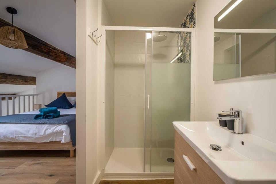 Shower, Bed, Bathroom, Photo of the whole room, Bedroom, towels