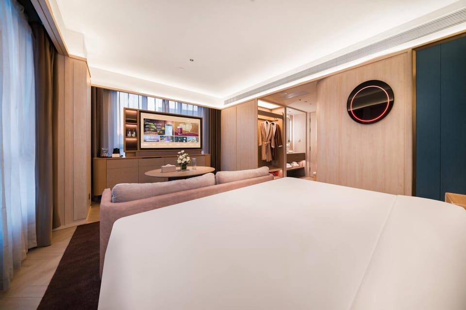 Bed, TV and multimedia, Seating area