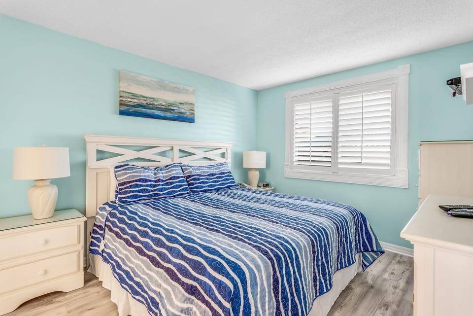 Bed, TV and multimedia, Bedroom
