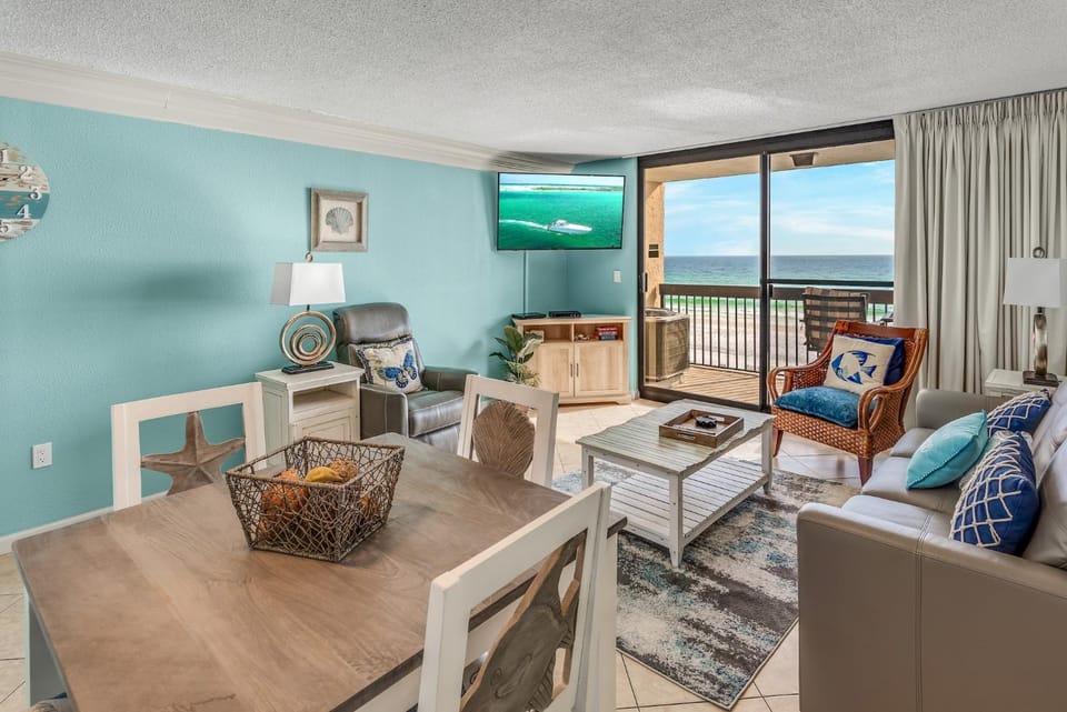 Communal lounge/ TV room, TV and multimedia, Living room, Seating area, Dining area, Evening entertainment, Sea view