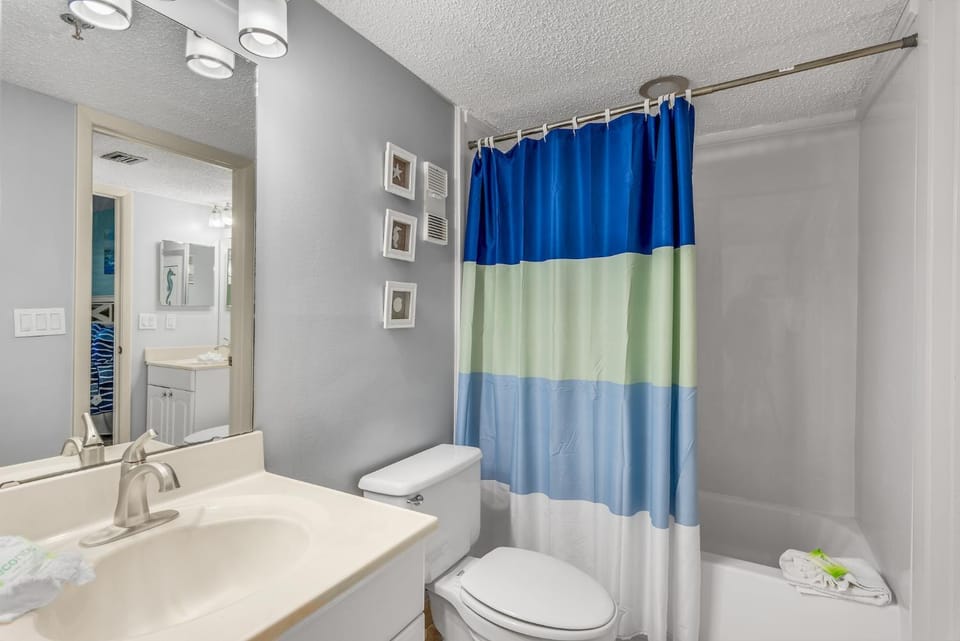 Shower, Toilet, Bathroom, Bath, towels