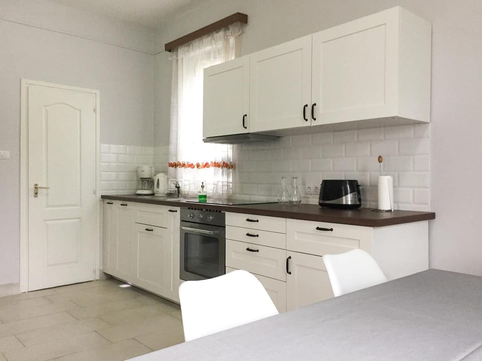 Kitchen or kitchenette, Seating area, Dining area