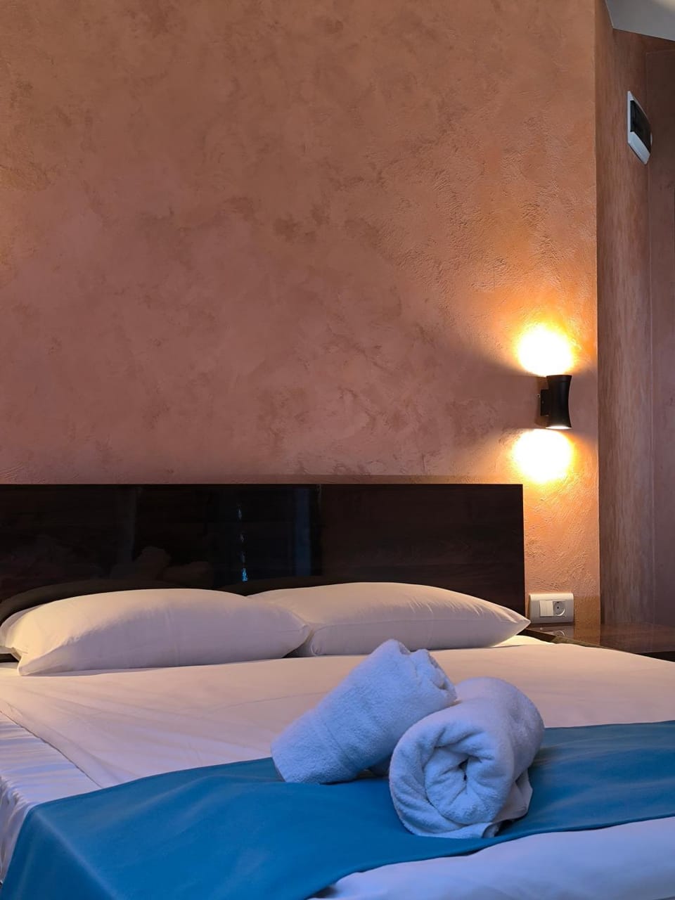 Bed, towels