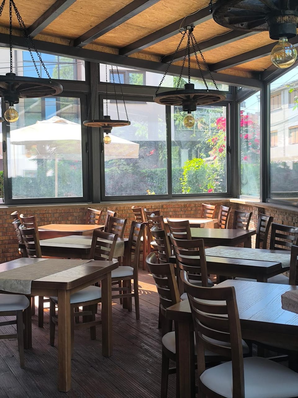 Restaurant/places to eat, Lounge or bar