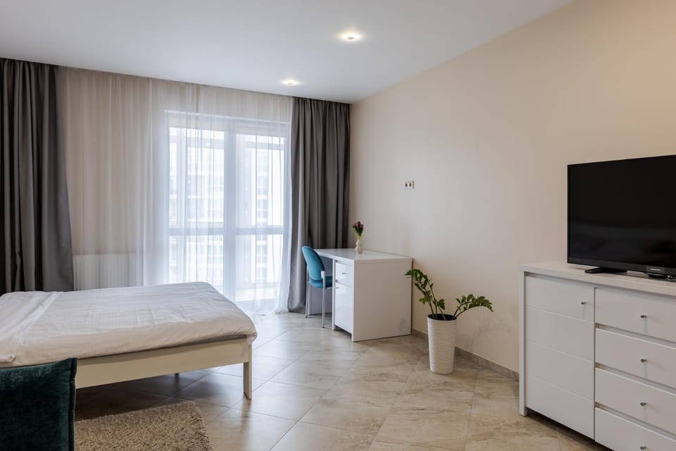 Bed, TV and multimedia, Photo of the whole room, Bedroom