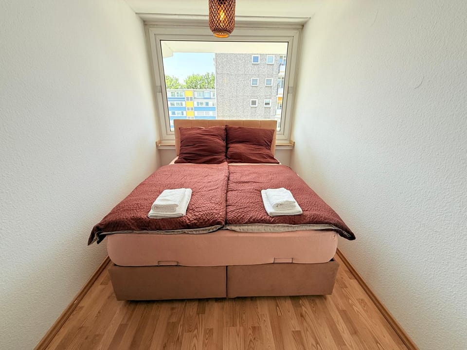 Bed, Photo of the whole room, Bedroom, towels