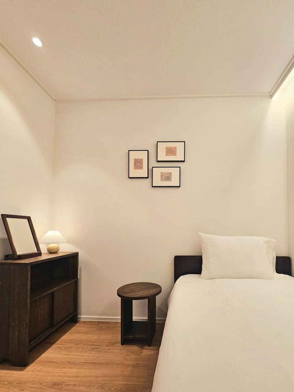 Bed, Bedroom, hair dryier, air conditioner, air conditioner