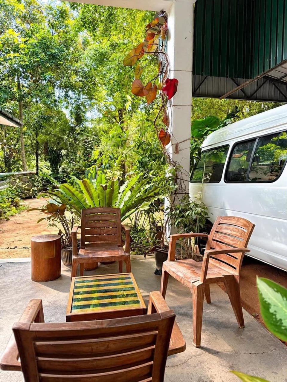 Day, Seating area