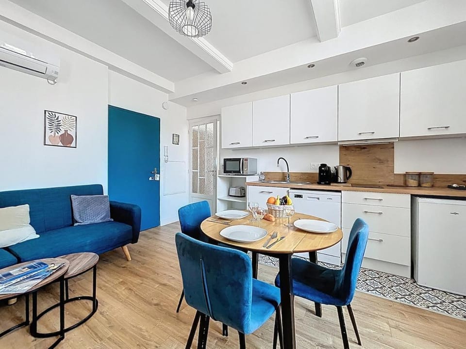 Living room, Dining area, dishwasher, dishwasher, microwave, toaster, air conditioner