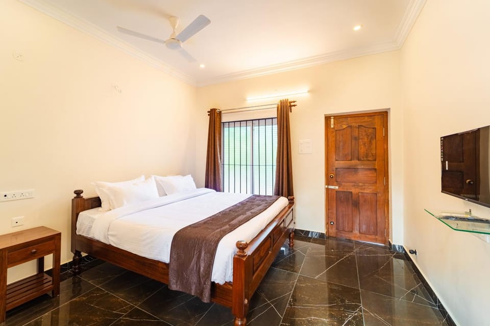 Bed, TV and multimedia, Photo of the whole room, Bedroom