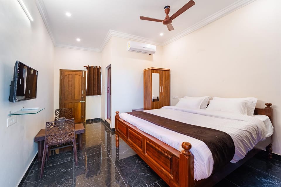 Bed, TV and multimedia, Photo of the whole room, Bedroom, wardrobe, air conditioner
