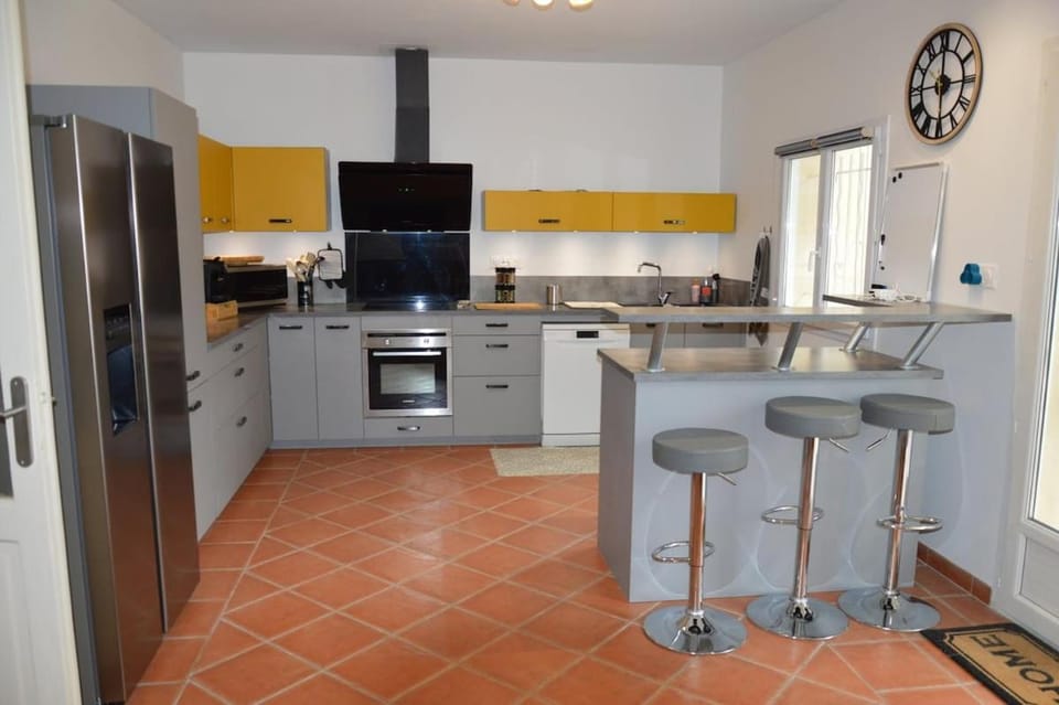 Kitchen or kitchenette, Dining area, dishwasher, minibar, oven, stove