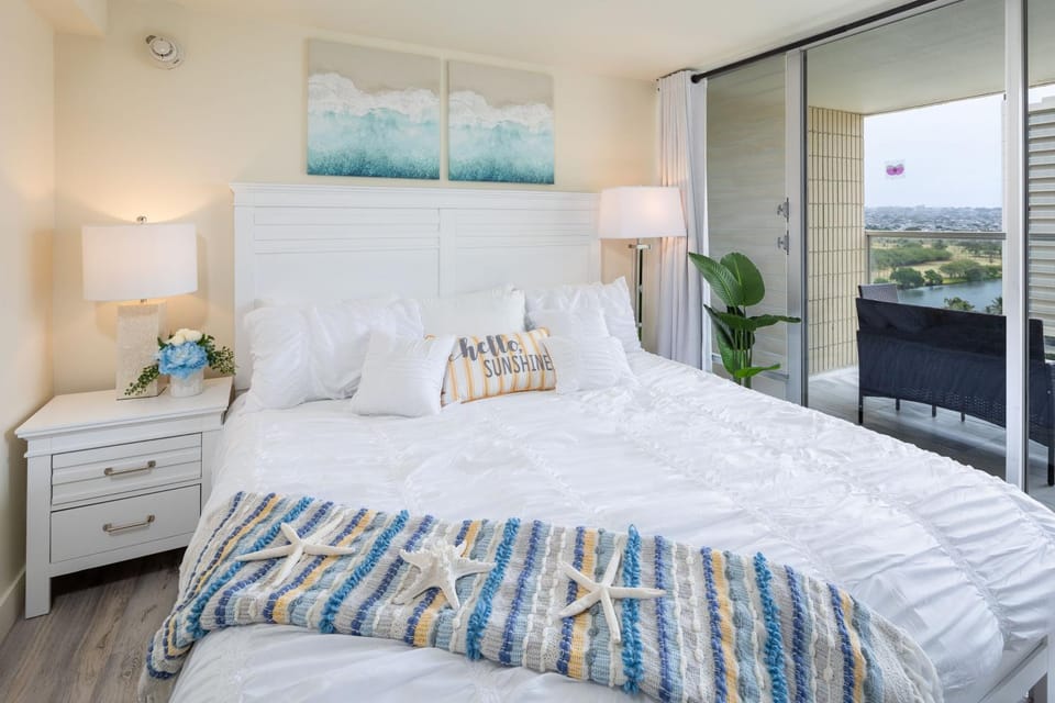 Beach Life Waikiki One Bedroom Condo Full Kitchen Apartment hotel in Honolulu