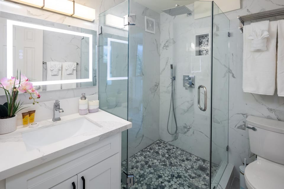 Beach Life Waikiki One Bedroom Condo Full Kitchen Apartment hotel in Honolulu