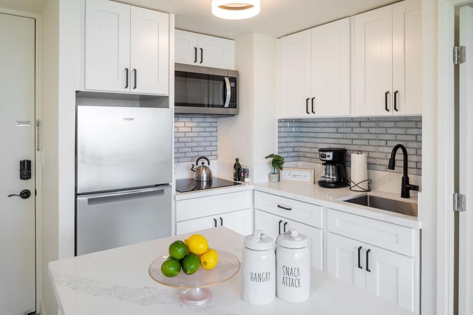 Beach Life Waikiki One Bedroom Condo Full Kitchen Apartment hotel in Honolulu