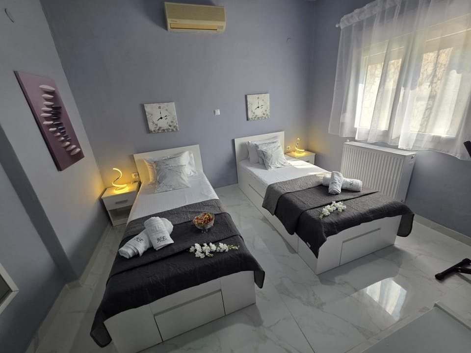 Bed, Photo of the whole room, Bedroom, towels, air conditioner