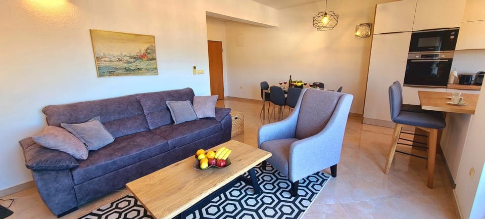 TV and multimedia, Kitchen or kitchenette, Living room, Seating area, Dining area