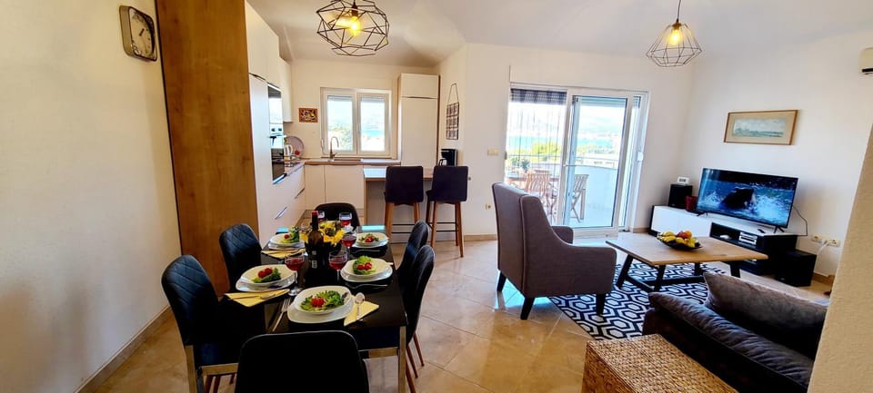 TV and multimedia, Kitchen or kitchenette, Living room, Seating area, Dining area