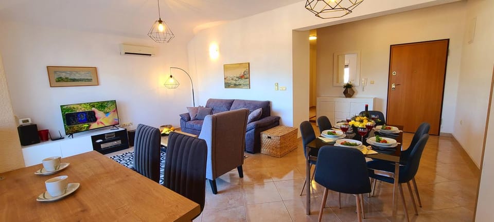TV and multimedia, Living room, Seating area, Dining area