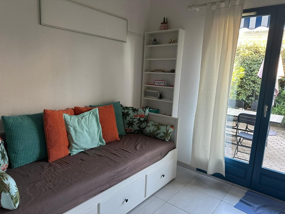 Bed, Seating area