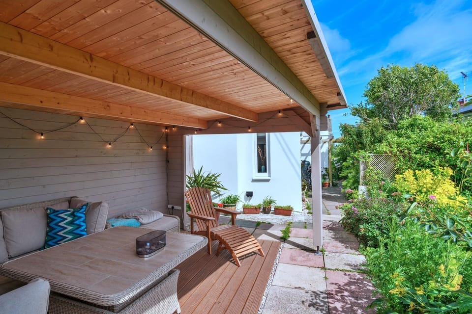 Property building, Balcony/Terrace, Garden view