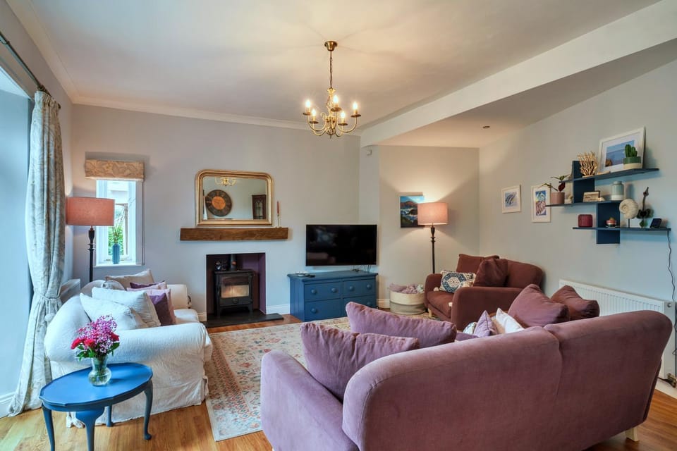Living room, Seating area, Evening entertainment